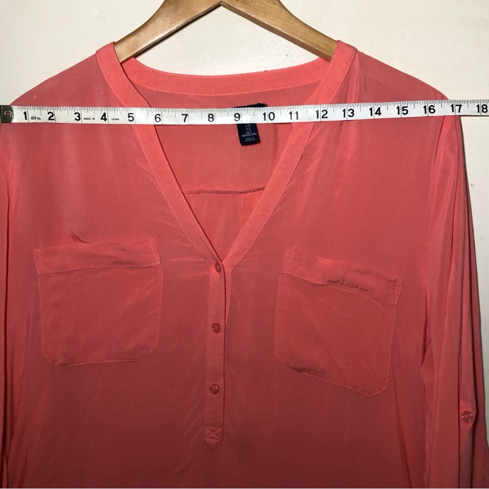 Gap Blouse Size Large Peach Roll up Sleeves V Neck - Picture 8 of 11